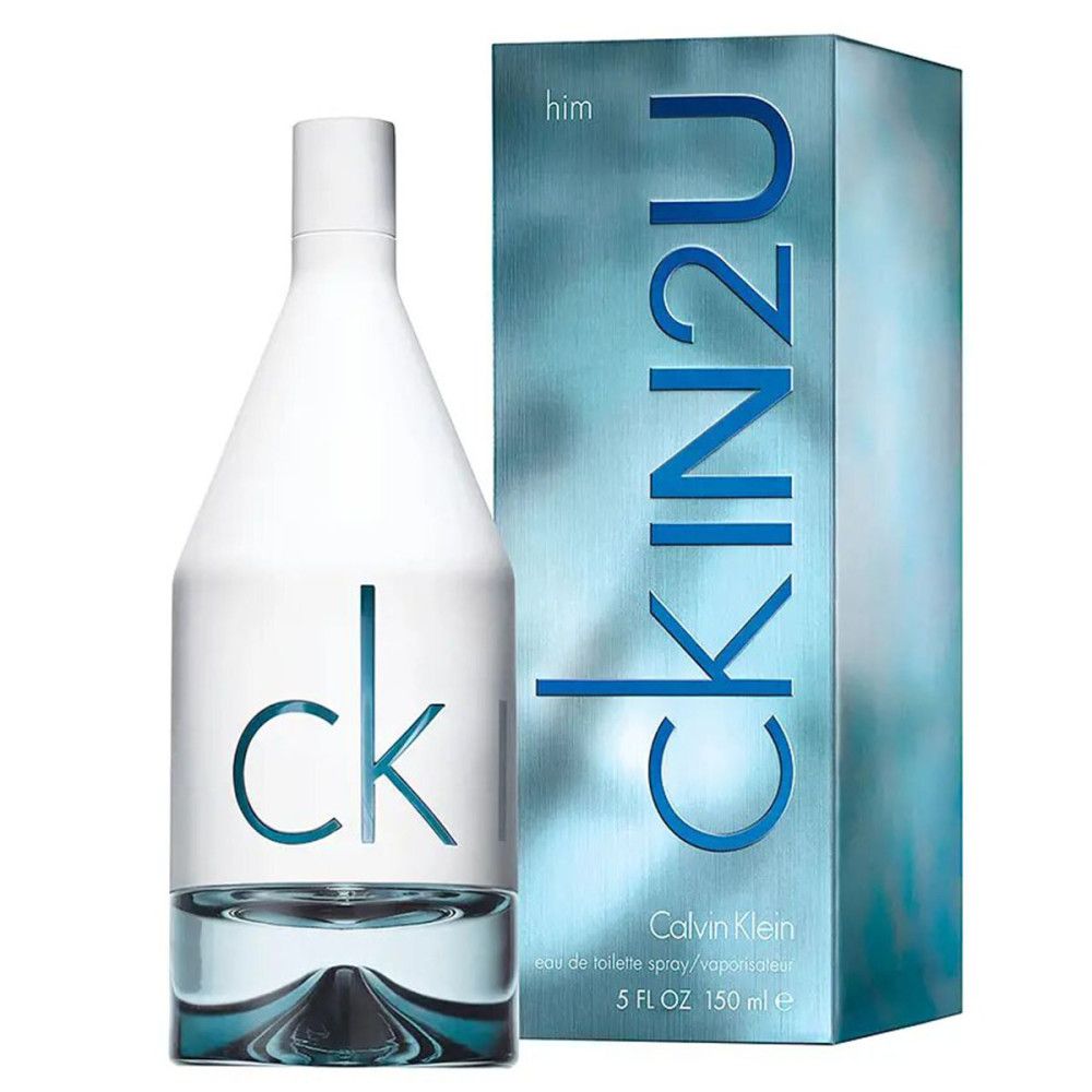 Eine Flasche Calvin Klein CK IN2U Him Eau De Toilette Spray und eine Schachtel. Auf der Flasche steht "ck". Auf der Schachtel steht "CK IN2U".