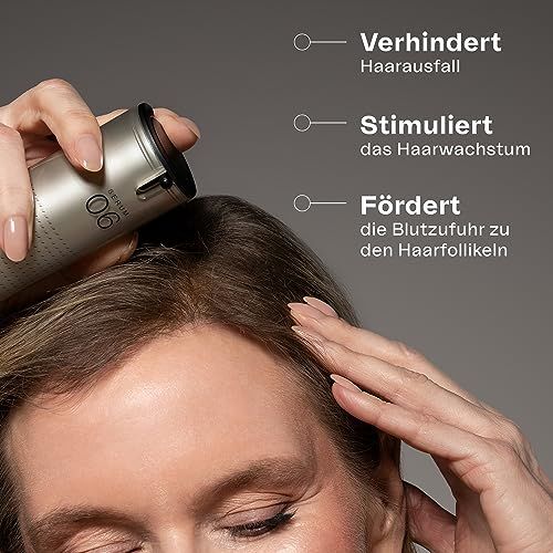 Person hält eine Flasche. Text: Verhindert Haarausfall, Stimuliert Haarwachstum, Fördert Blutzufuhr.