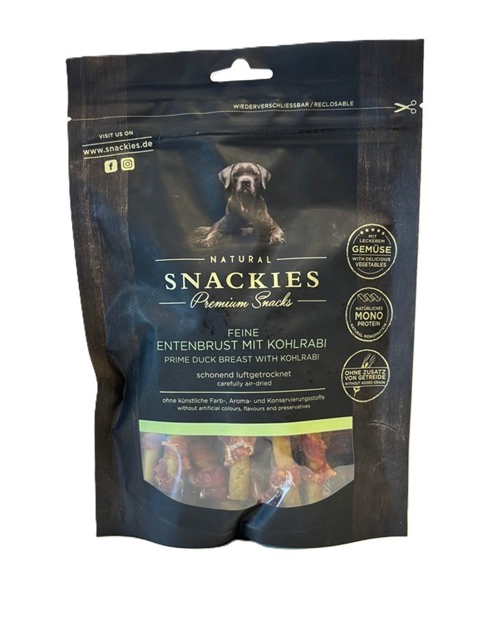Verpackung von Snackies Feine Entenbrust mit Kohlrabi. Schwarze Tüte mit Produktbild und Text. Enthält Gemüse, Mono-Protein.