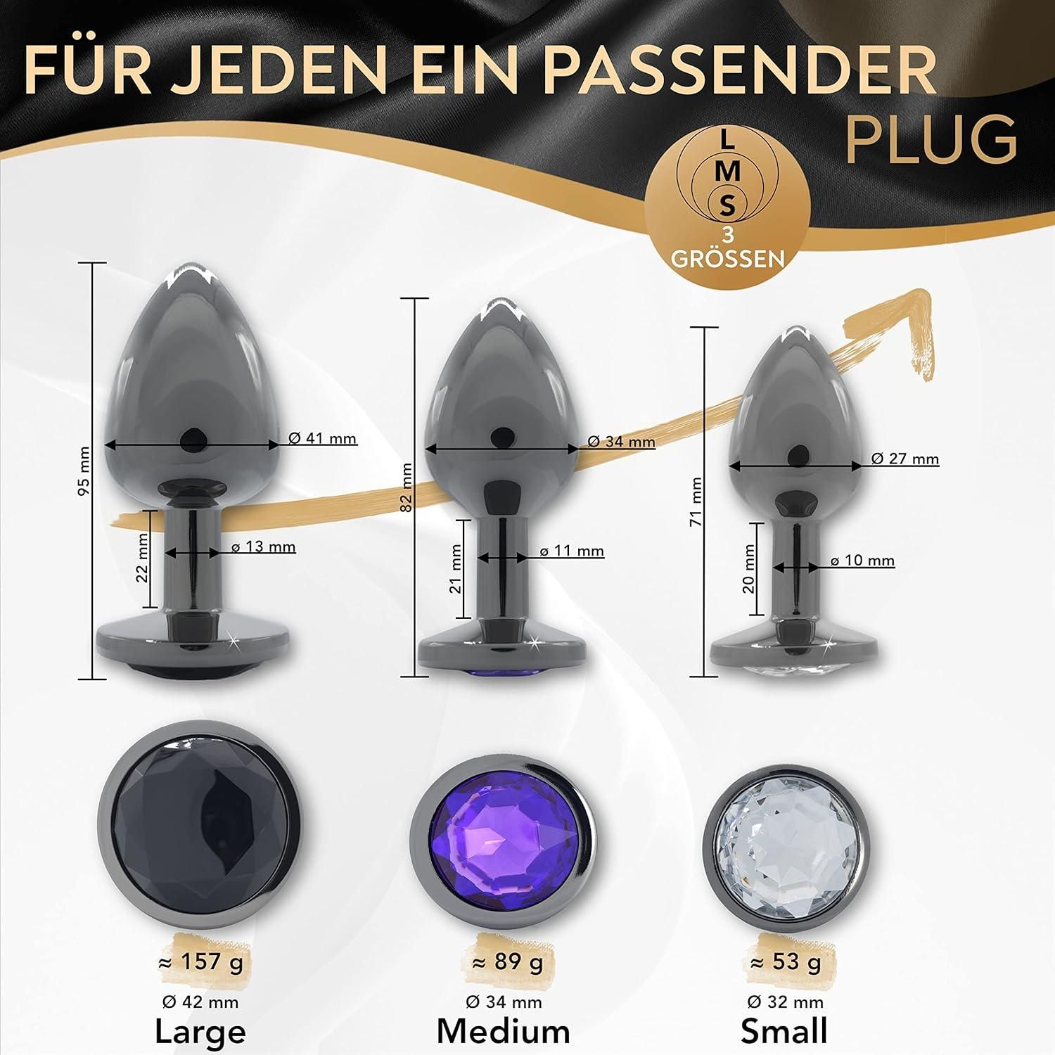Drei Analplugs in verschiedenen Größen: L, M, S. Maße und Gewichte angegeben. Schwarze, violette und transparente Steine. Text: Für jeden ein passender Plug.