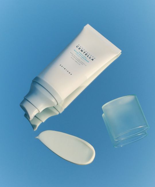 Weiße Tube Madagaskar Centella Hyalu-Cica Water-Fit Sun Serum, Kappe und eine Creme-Probe.
