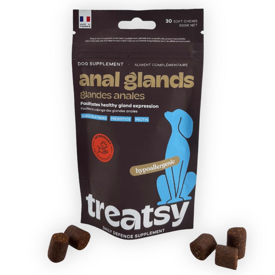 Beutel mit Ergänzungsfuttermittel. Braune Tabletten liegen daneben. Text: Anal Glands, hypoallergen, hergestellt in Frankreich.