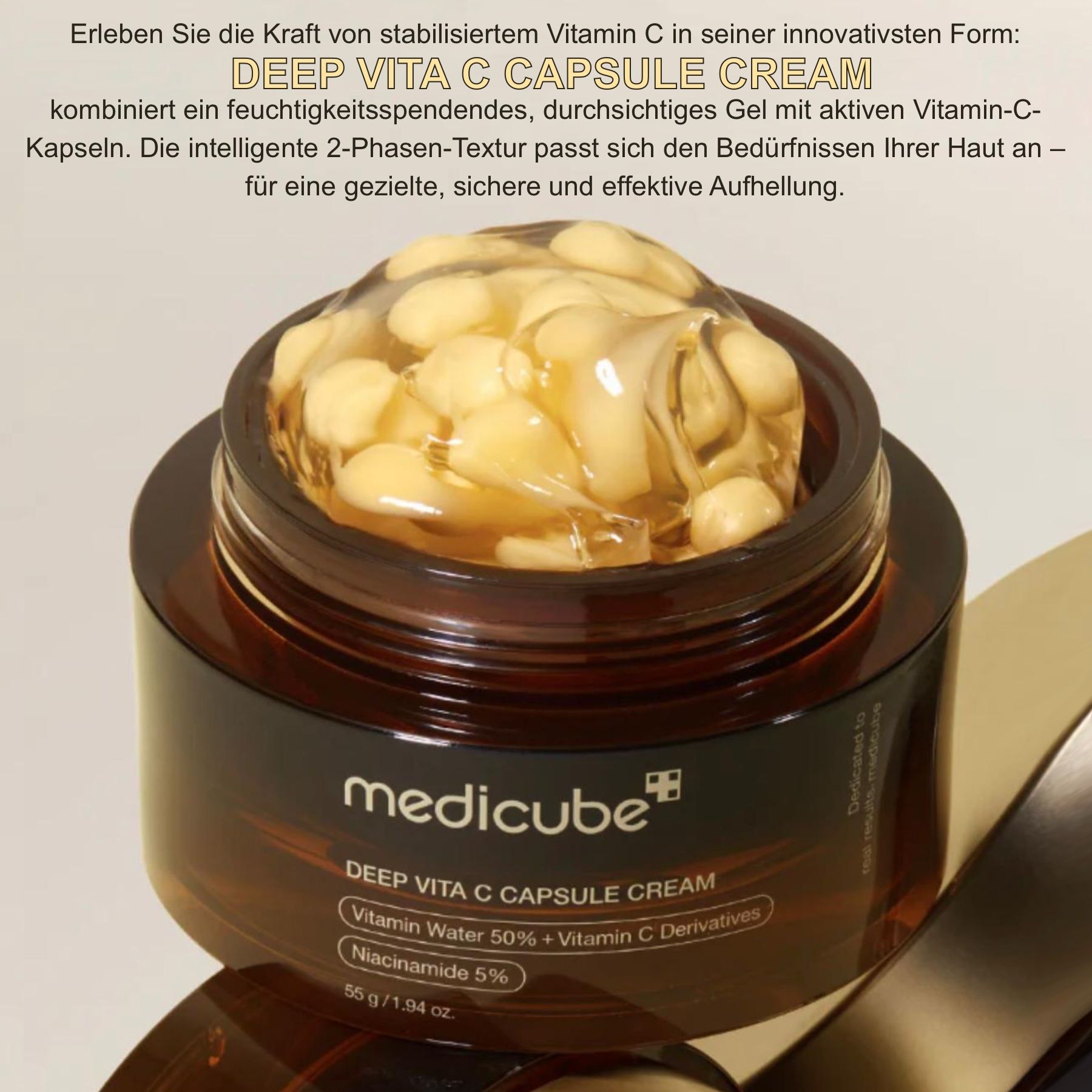 Geöffneter Tiegel mit Creme und gelben Kapseln. Auf dem Etikett steht "medicube" und "DEEP VITA C CAPSULE CREAM".