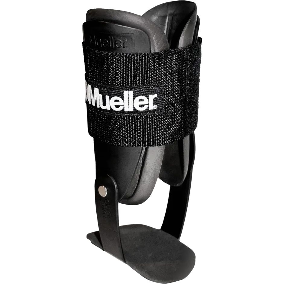 Schwarze Fußgelenkbandage mit Gelenk. Marke: Mueller. Klettverschluss, Kunststoff und Textil. Seitliche Verstärkungen.
