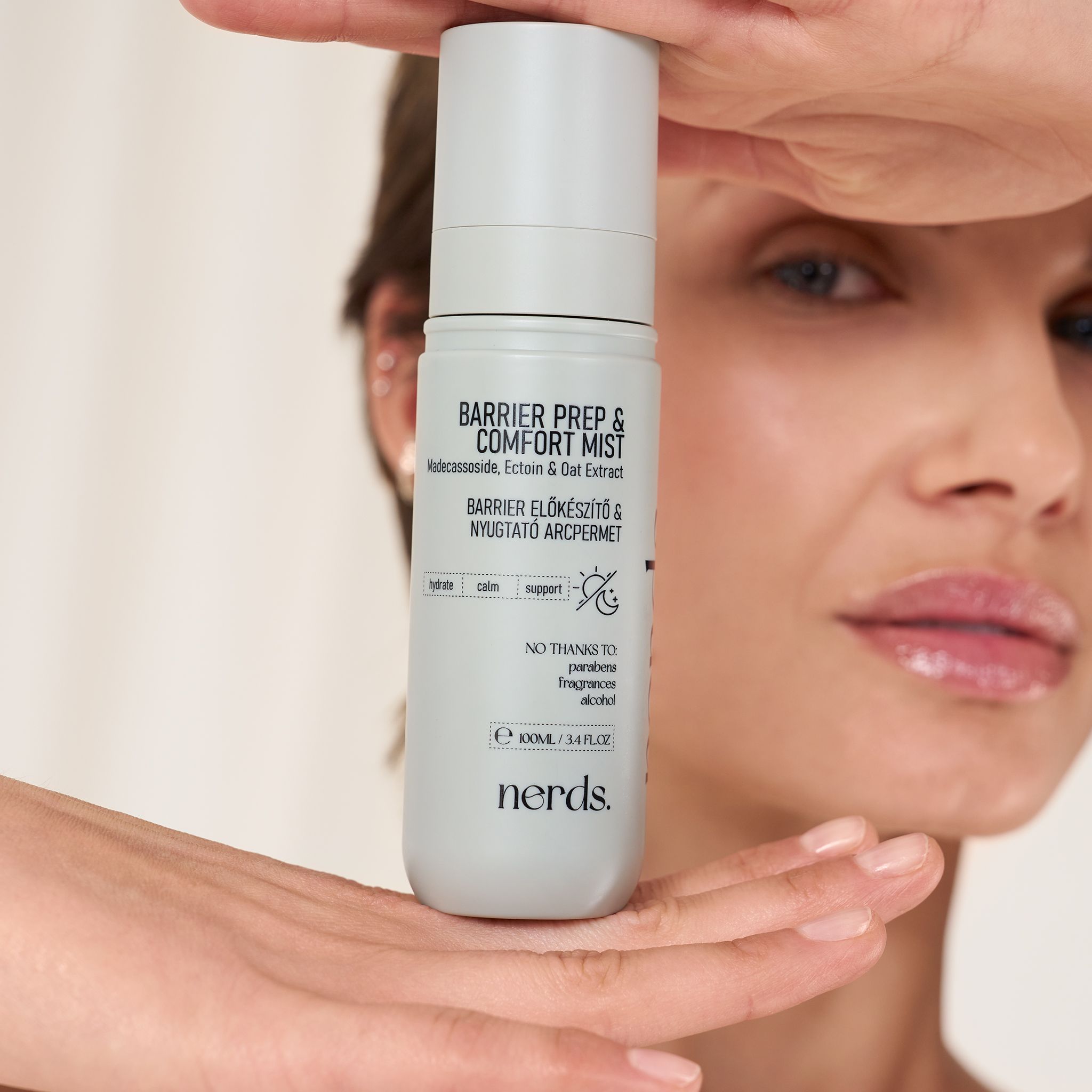 Barriere Prep & Comfort Mist, 100ml Sprühflasche, von einer Person gehalten.