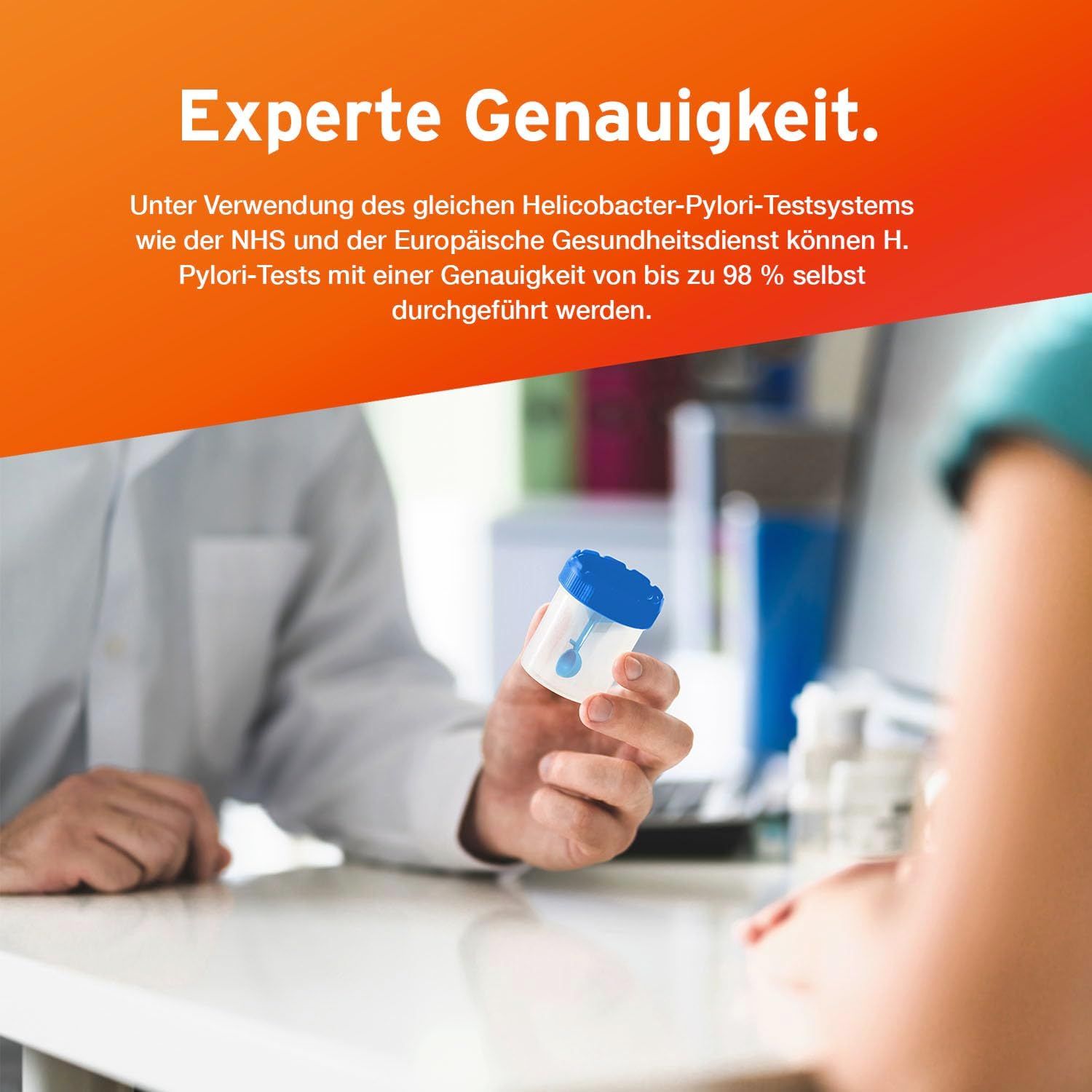 Arzt hält Behälter mit Testmaterial. Text: Experte Genauigkeit. Erläuterung zur Genauigkeit des Helicobacter-Pylori-Tests.