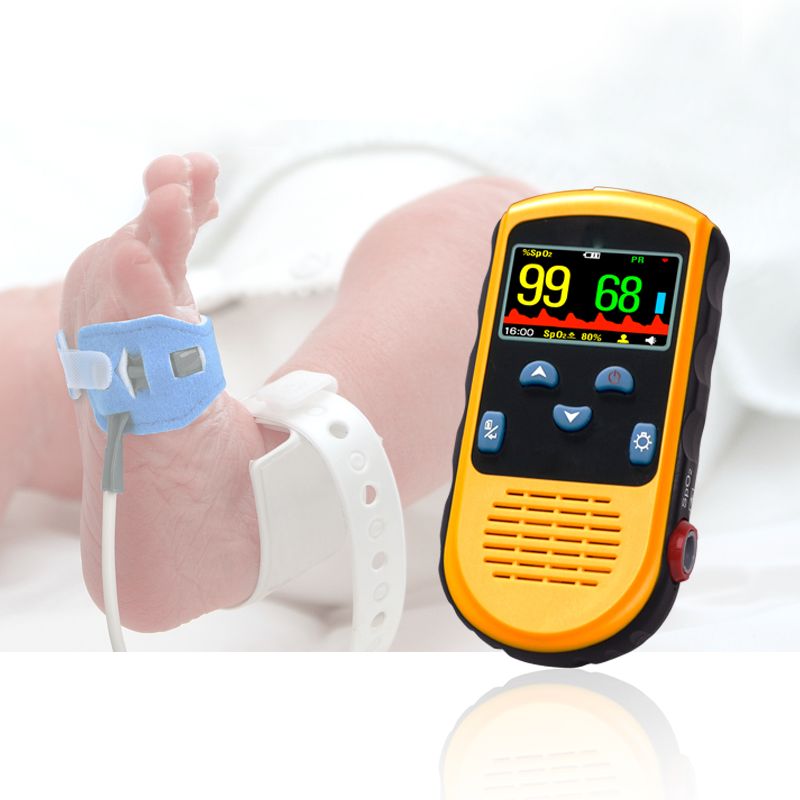 Gelbes und schwarzes Pulsoximeter mit Display, das 99 und 68 anzeigt. Ein Sensor ist am Fuß eines Säuglings befestigt.