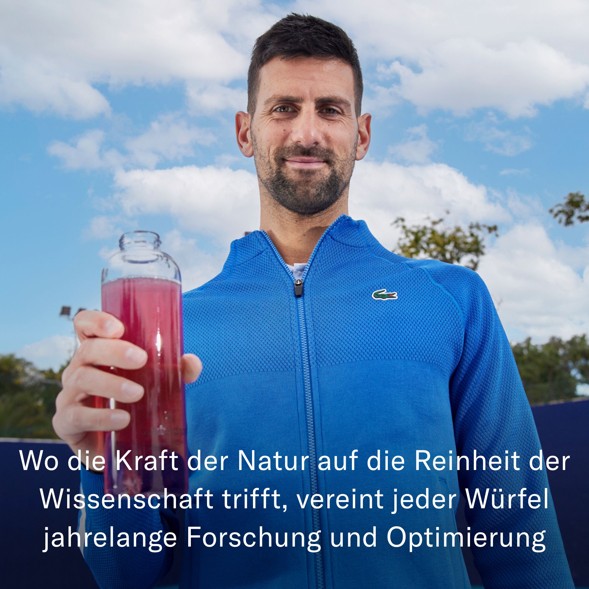 Mann hält eine Flasche mit rosa Flüssigkeit. Text: Wo die Kraft der Natur auf die Reinheit der Wissenschaft trifft.