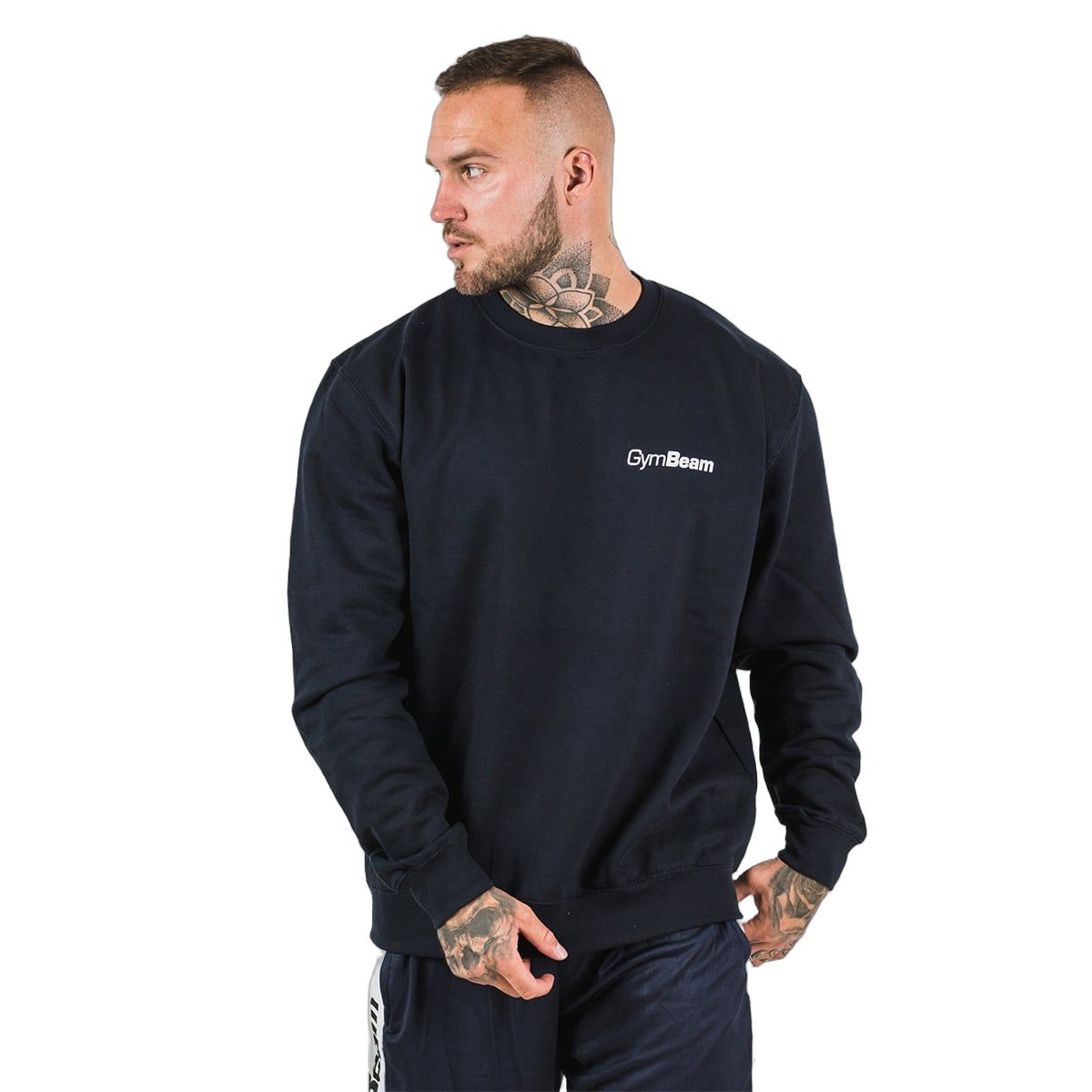 Dunkelblauer Herren Pullover mit lockerem Schnitt und weißem GymBeam Logo auf der Brust.