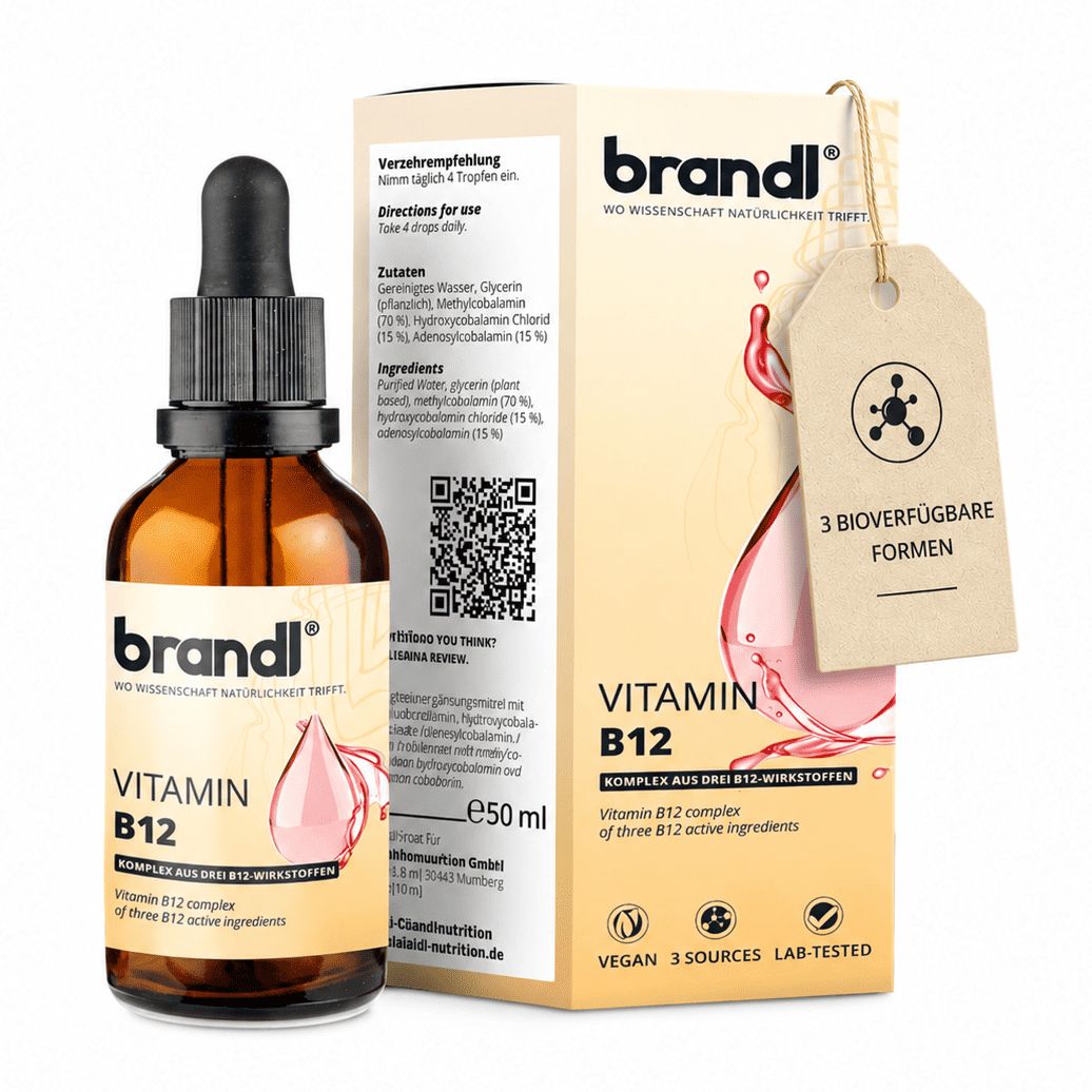 Braune Flasche mit Tropfer und Karton. Aufschrift: brandl Vitamin B12. Text: 3 bioverfügbare Formen, 50 ml. Mit Anhänger.