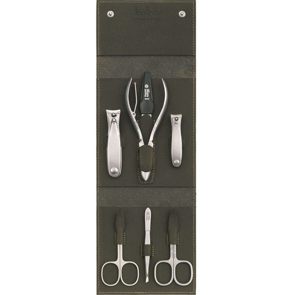 Etui mit sieben Maniküre-Werkzeugen. Enthält Nagelscheren, Nagelknipser, Pinzette und weitere Instrumente. Dunkelgrünes Lederetui.