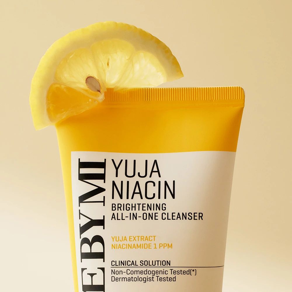 Gelbe Tube mit Aufschrift Yuja Niacin Brightening All-in-One Cleanser. Eine Zitronenscheibe liegt auf der Tube.