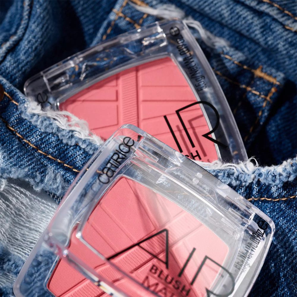 Zwei Puder-Rouge-Verpackungen in Jeansstoff. Transparente Verpackung mit rosa Rouge. Schriftzug AIR BLUSH.