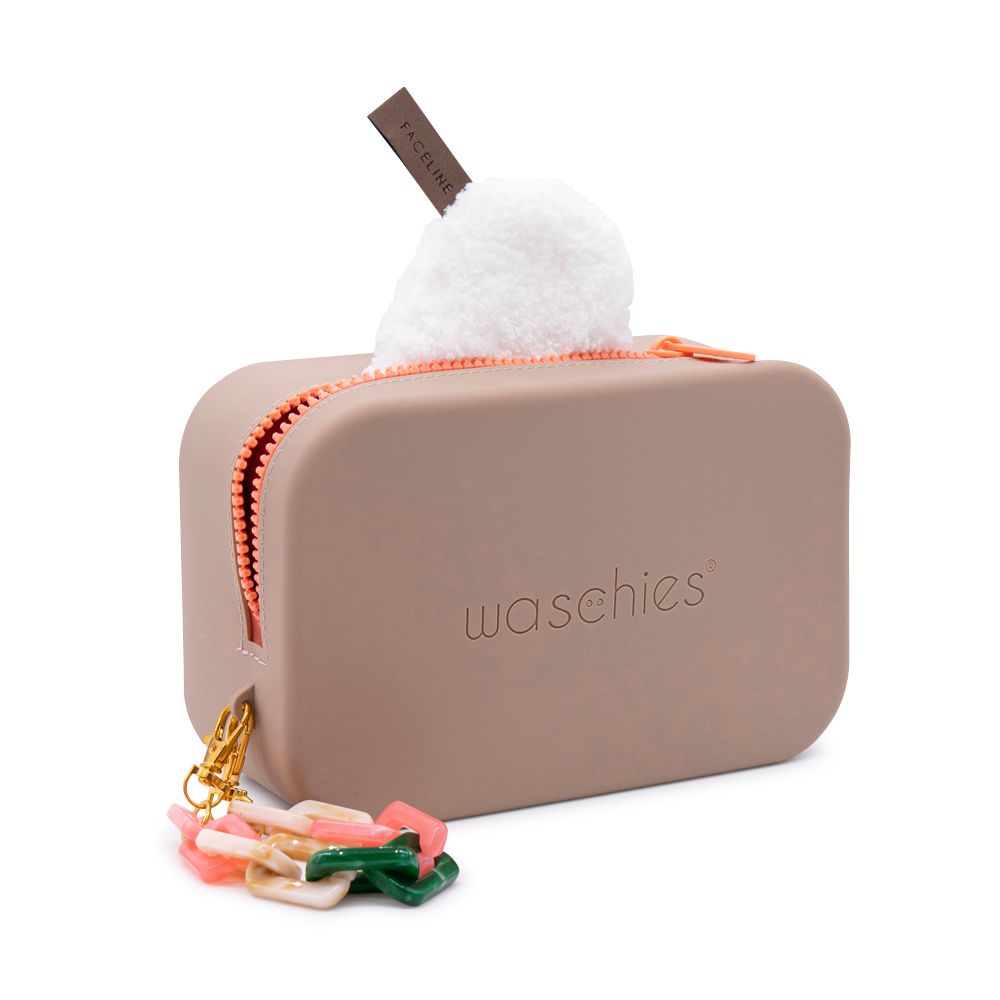 Beige Kosmetiktasche mit orangefarbenem Reißverschluss, Anhänger und weißem Schwamm.