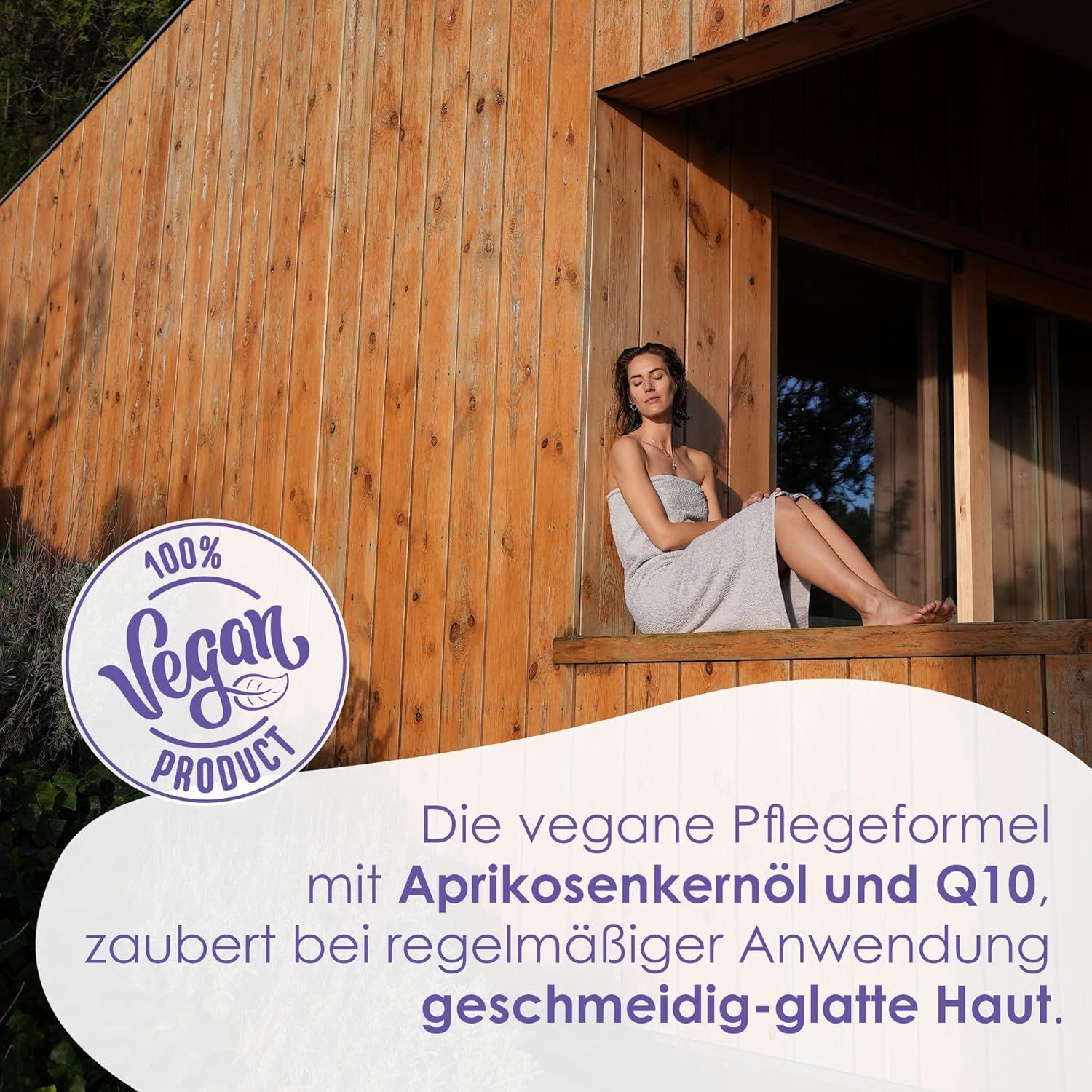 Frau sitzt auf Holzfensterbank. Text: Die vegane Pflegeformel mit Aprikosenkernöl und Q10, zaubert bei regelmäßiger Anwendung geschmeidig-glatte Haut.