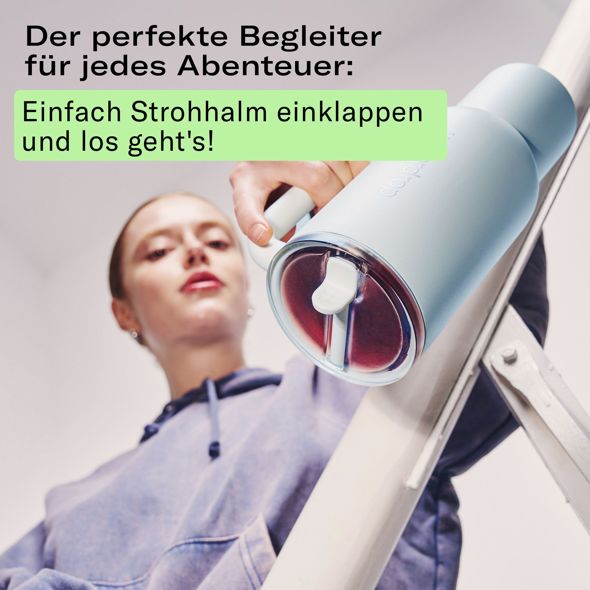 Frau mit Explorer Thermobecher XL, Klappbarer Strohhalm wird gezeigt.