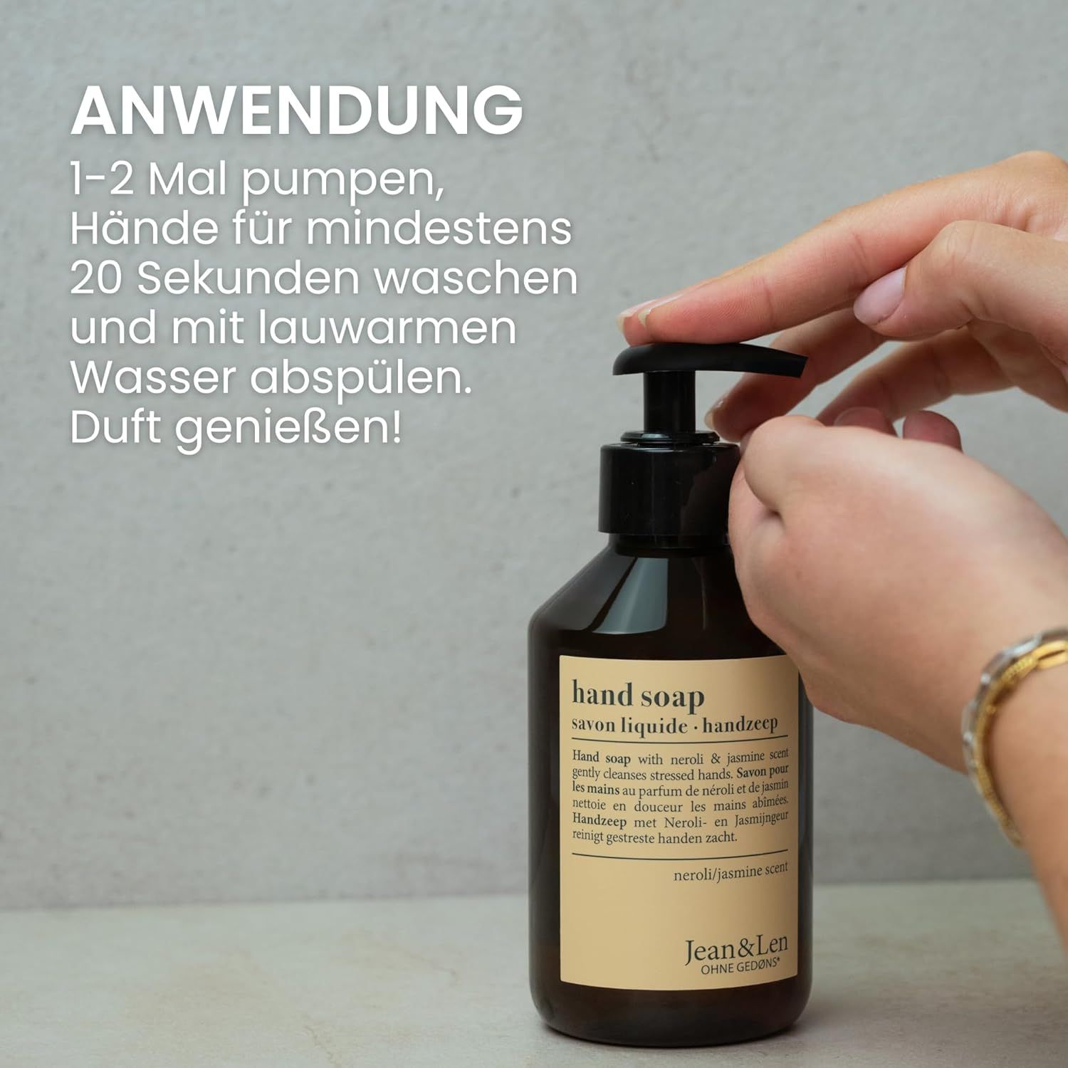 Hände pumpen Handseife aus brauner Flasche mit schwarzem Pumpkopf. Beschriftung: Hand Soap, Neroli & Jasmin Duft, Jean & Len.