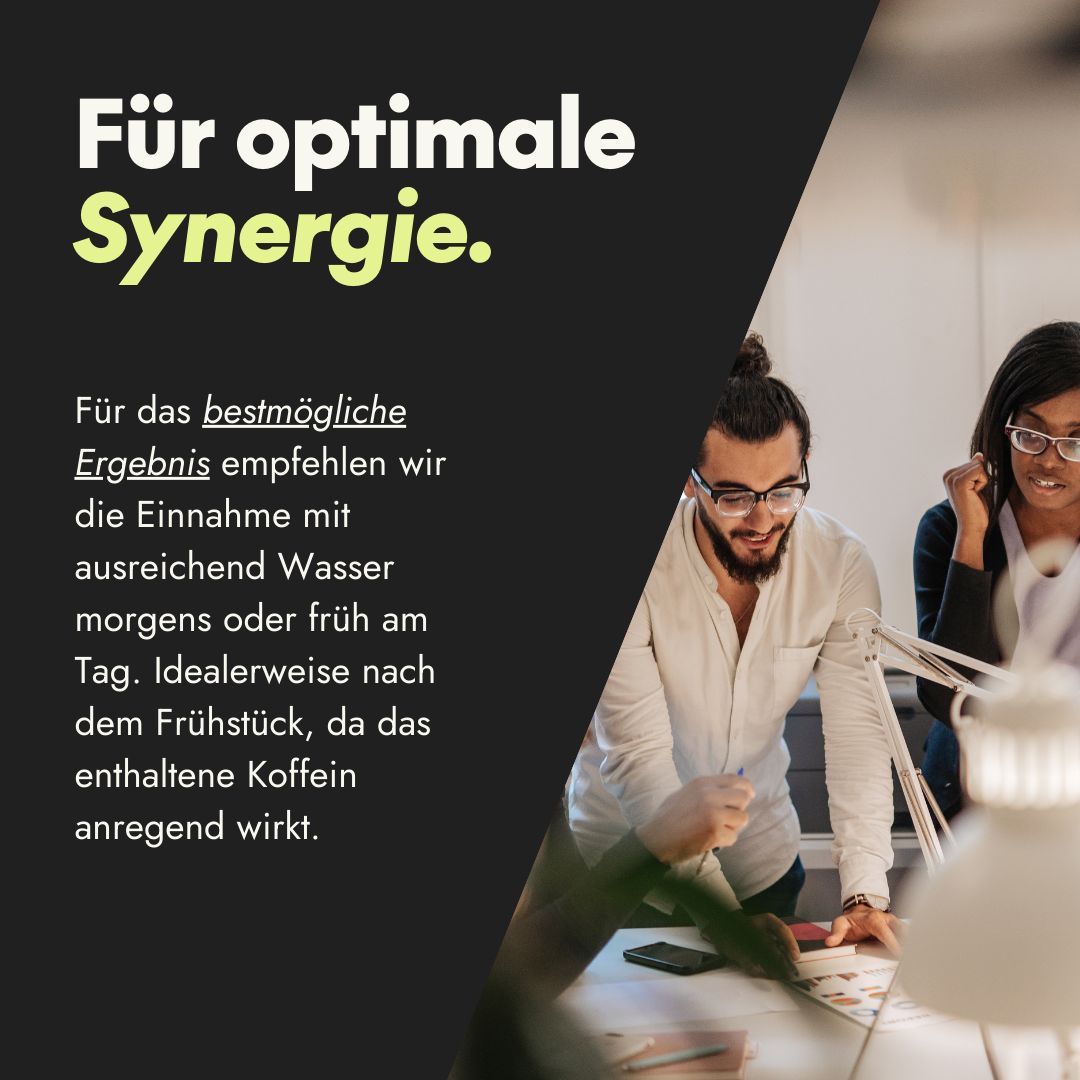 Zwei Personen arbeiten an einem Tisch. Text: Für optimale Synergie. Für das bestmögliche Ergebnis empfehlen wir die Einnahme mit ausreichend Wasser.