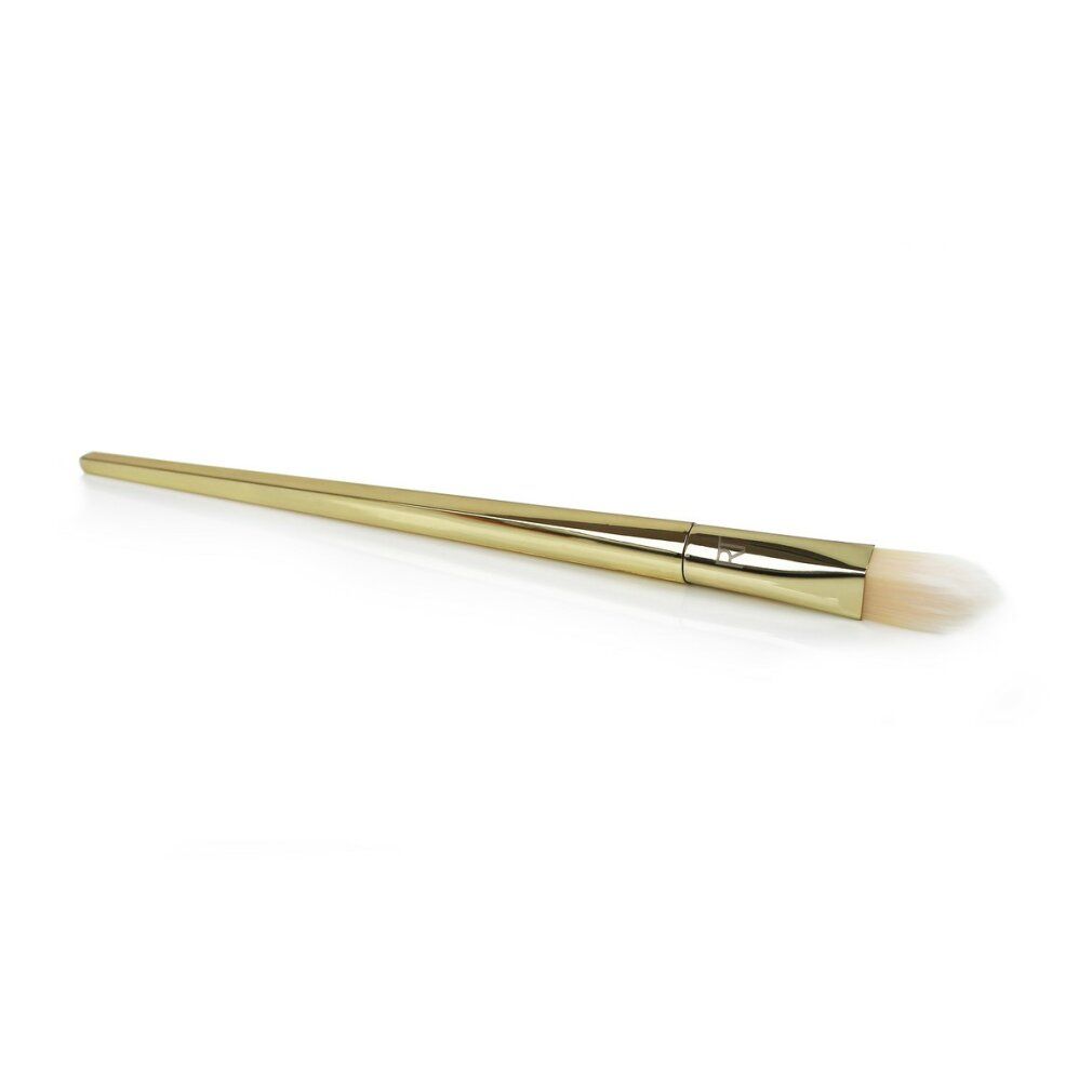 Concealer-Pinsel Nr. 102. Goldfarbener Griff, helle Borsten. Schräge Form. Einzelner Pinsel, auf weißem Hintergrund.