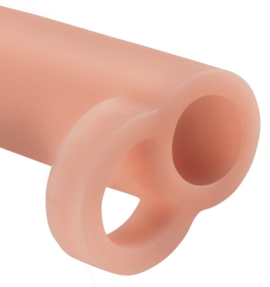 Beige Penishülle mit Hodenring. Nahaufnahme, zeigt die Öffnungen. Aus Silikon.