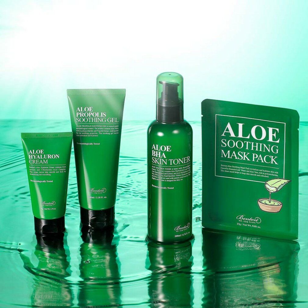 Vier grüne Produkte: Aloe Hyaluron Cream, Aloe Propolis Soothing Gel, Aloe BHA Skin Toner, Aloe Soothing Mask Pack.