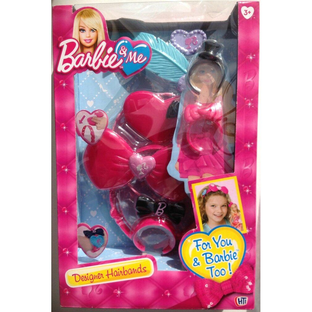 Verpackung mit Haarband-Accessoires. Rosa Schleifen, Herz-Details, und eine kleine Puppe. Marke: Barbie & Me.