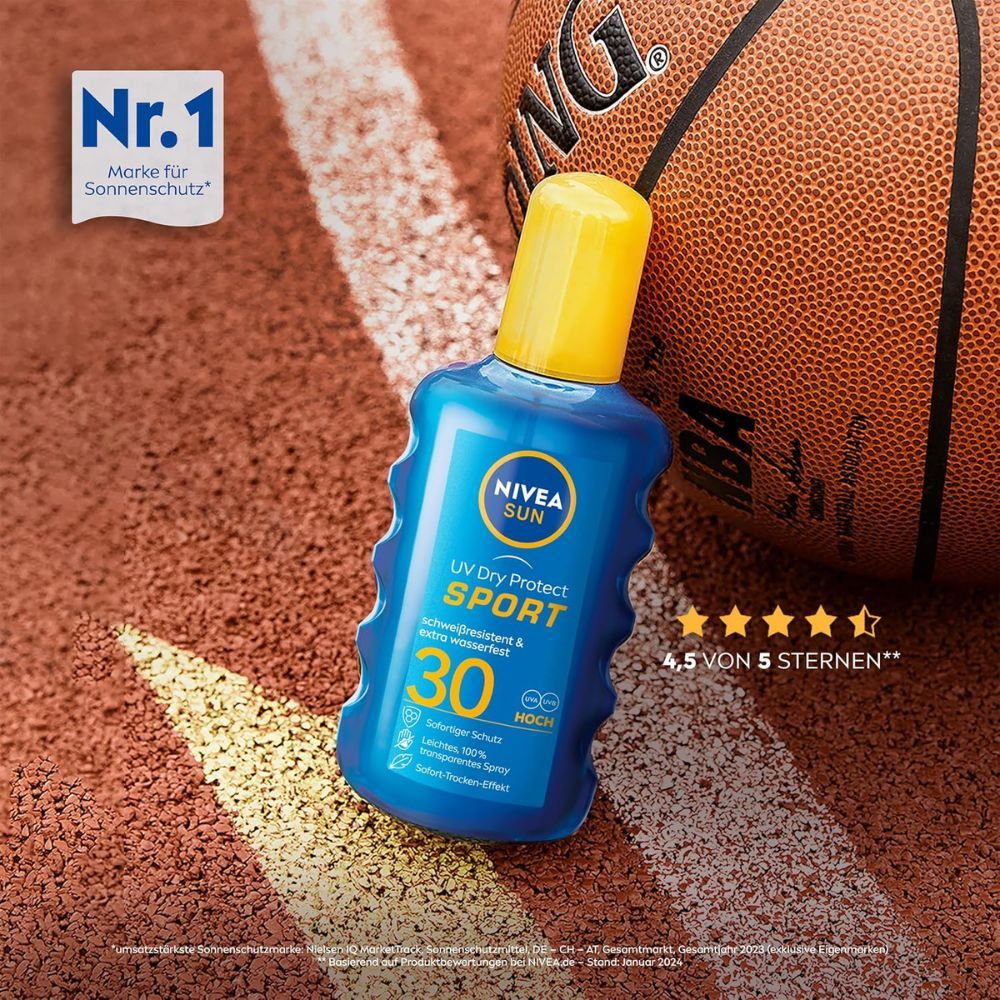 Blaue Sprühflasche mit gelbem Deckel auf roter Sportfläche. Text: NIVEA SUN, UV Dry Protect Sport, LSF 30. Sternebewertung.