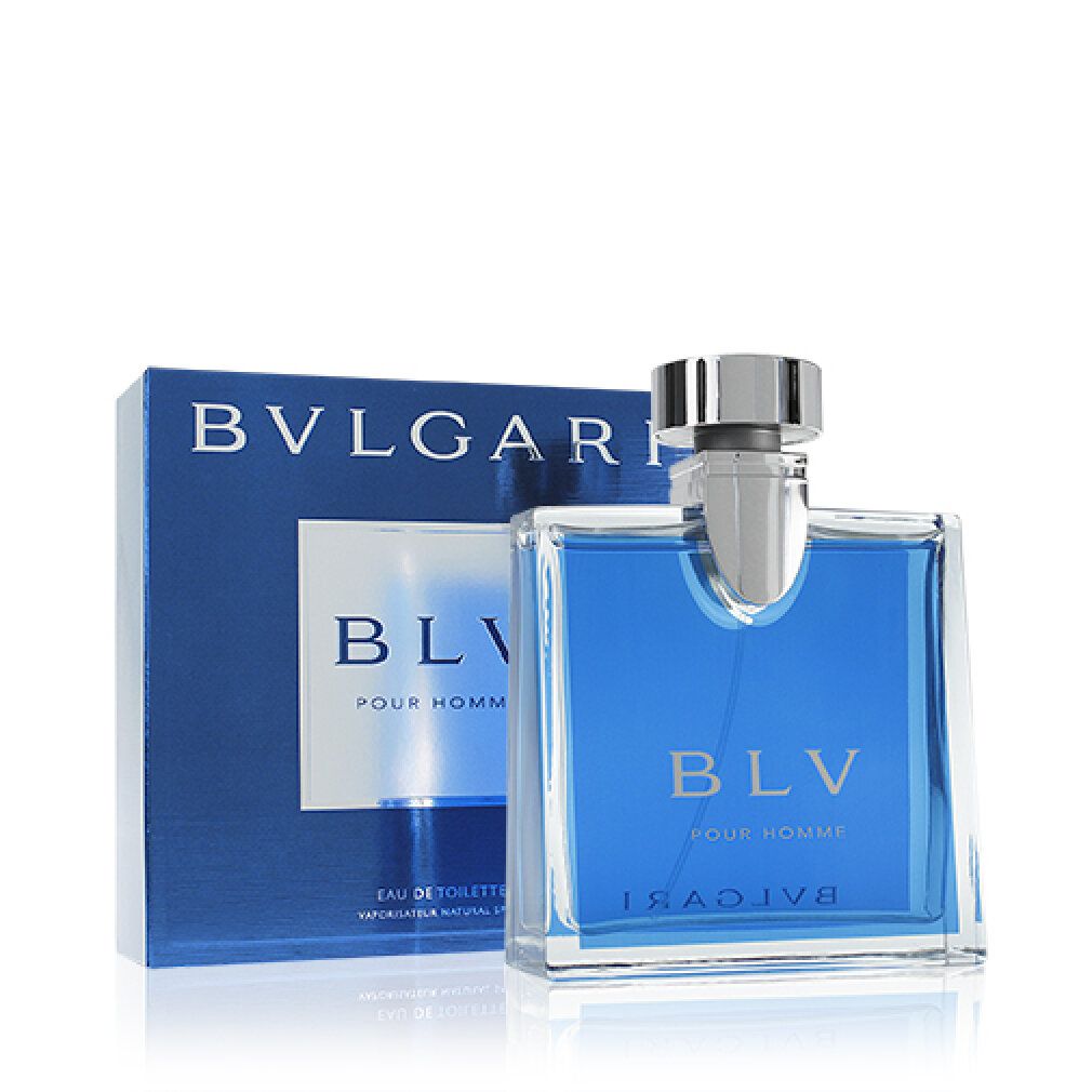 Blaues Parfümflakon und Schachtel. Aufschrift: BVLGARI BLV POUR HOMME. Eau de Toilette.