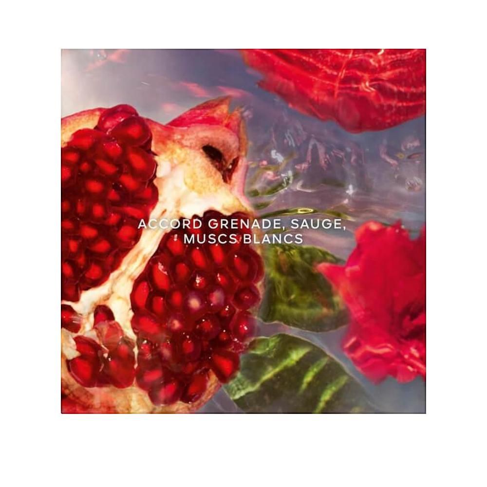 Granatapfel-Hälfte mit Text: ACCORD GRENADE, SAUGE, & MUSCS BLANCS. Rote Blüten und Blätter im Wasser.