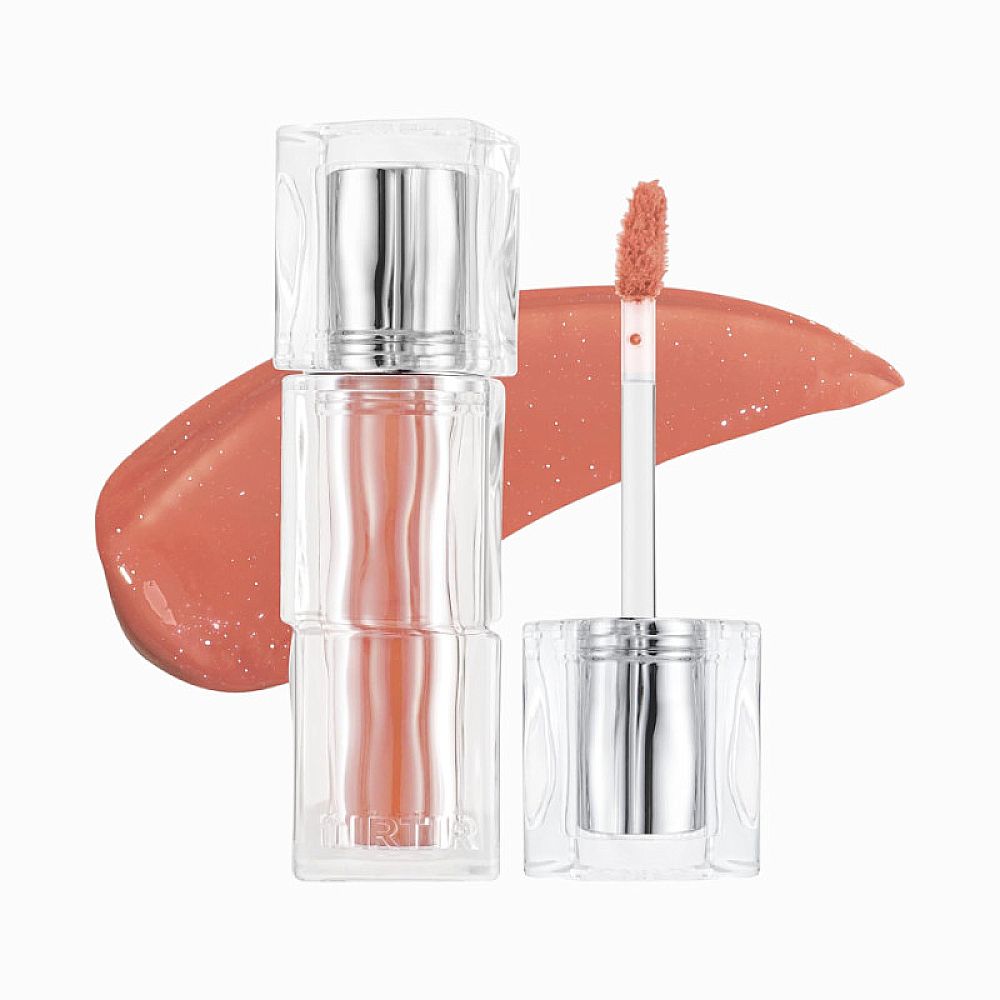 Lipgloss-Tube mit Applikator. Transparente Tube, silberner Deckel. Farb-Swatch daneben.