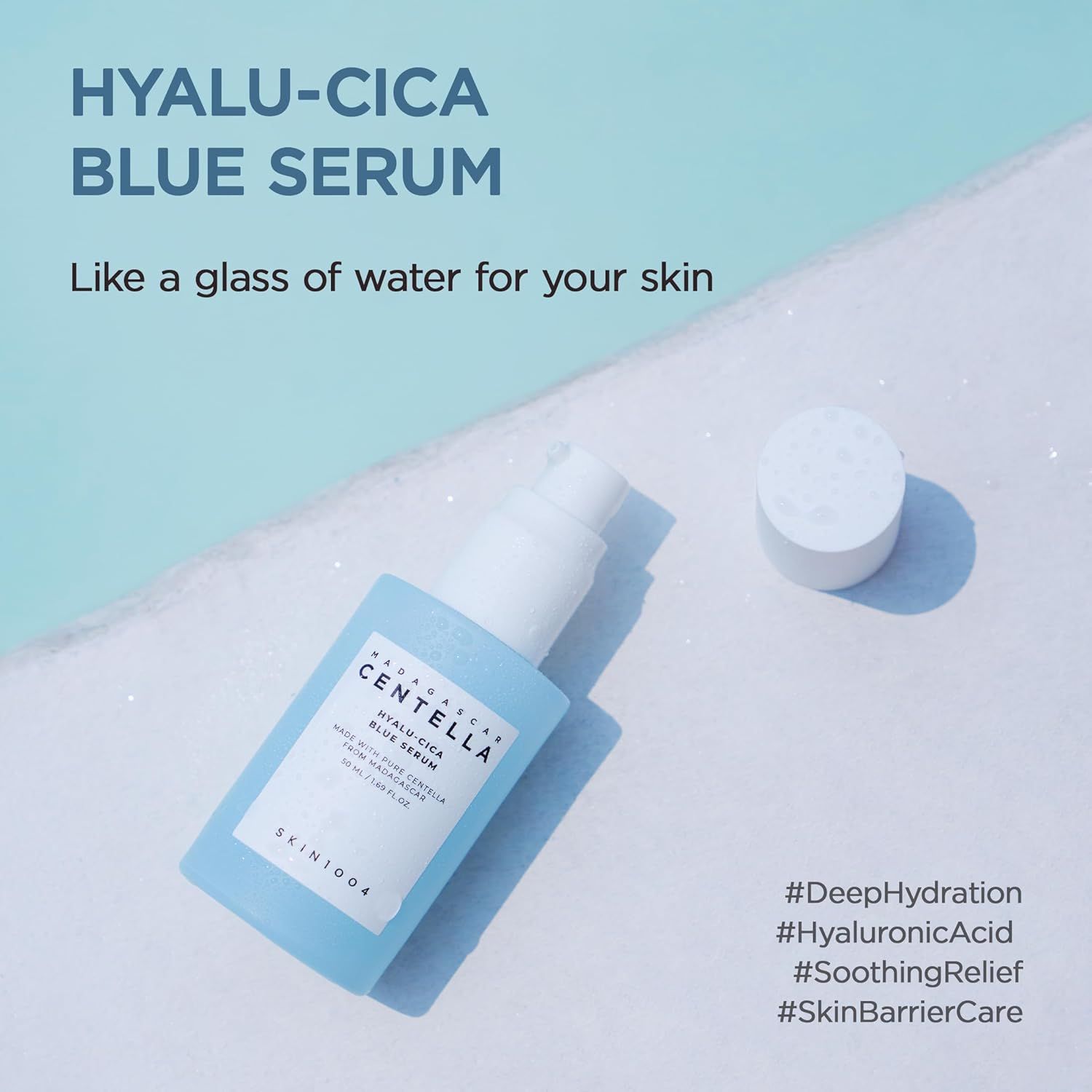 Hellblaues Serum mit weißem Deckel. Text: HYALU-CICA BLUE SERUM. SKIN1004. Hashtags: #DeepHydration, #HyaluronicAcid, #SoothingRelief, #SkinBarrierRelief.