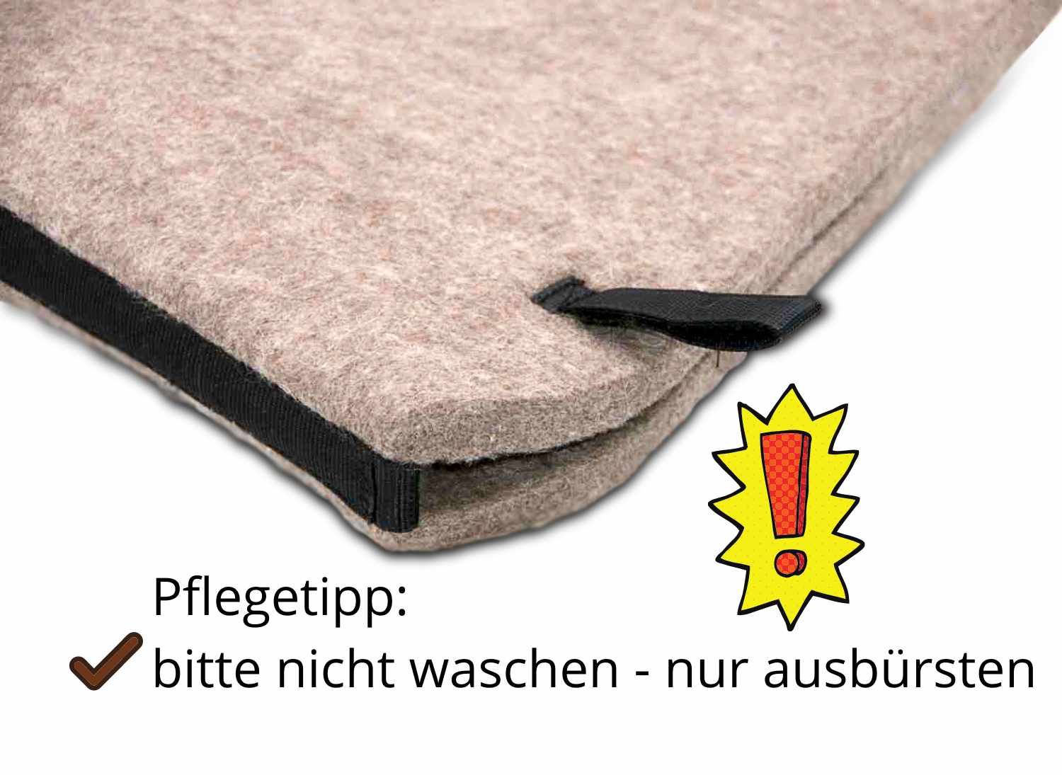 Braune Filz-Satteldecke mit schwarzem Rand und Riemen. Text: Pflegetipp: bitte nicht waschen - nur ausbürsten.