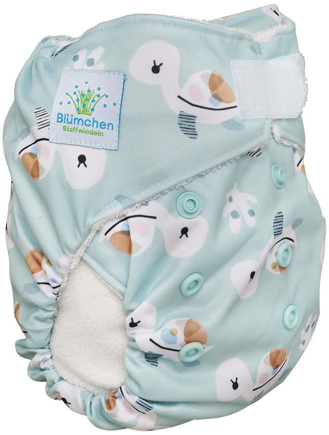 Hellblau-grüne Stoffwindel mit Schildkrötenmuster. Mit Klettverschluss und Druckknöpfen. Label mit "Blümchen Stoffwindeln".