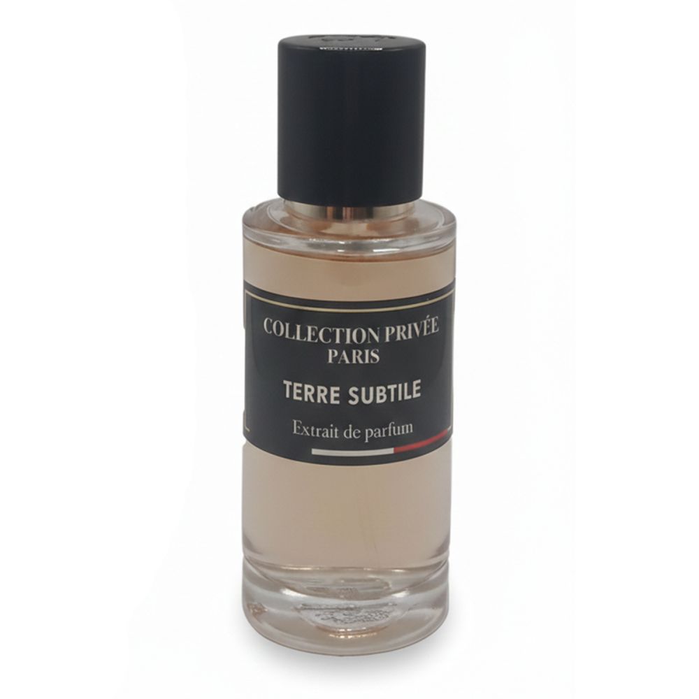 Parfümflakon mit schwarzem Deckel. Etikett mit Text: Terre Subtile. Glasflakon mit leicht getönter Flüssigkeit.