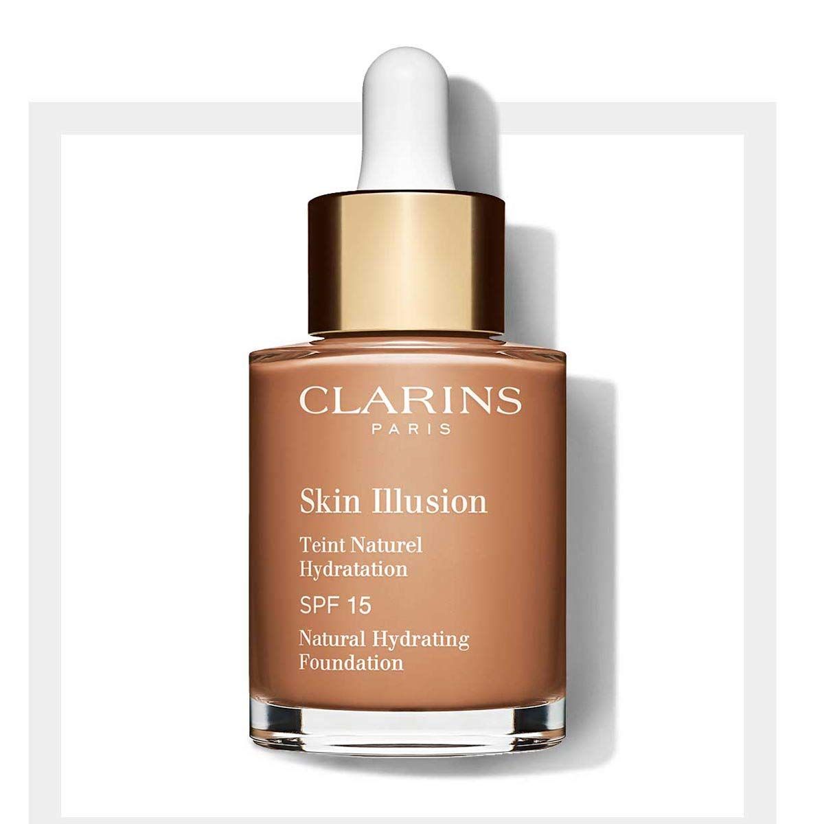 Clarins Skin Illusion Foundation. Braune Flüssigkeit in Glasflasche mit goldener Kappe und Pipette. SPF 15.