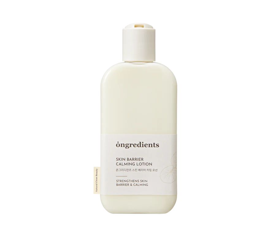 Weiße Flasche mit ONGREDIENTS Skin Barrier Calming Lotion Etikett. Stärkt Hautbarriere und beruhigt.