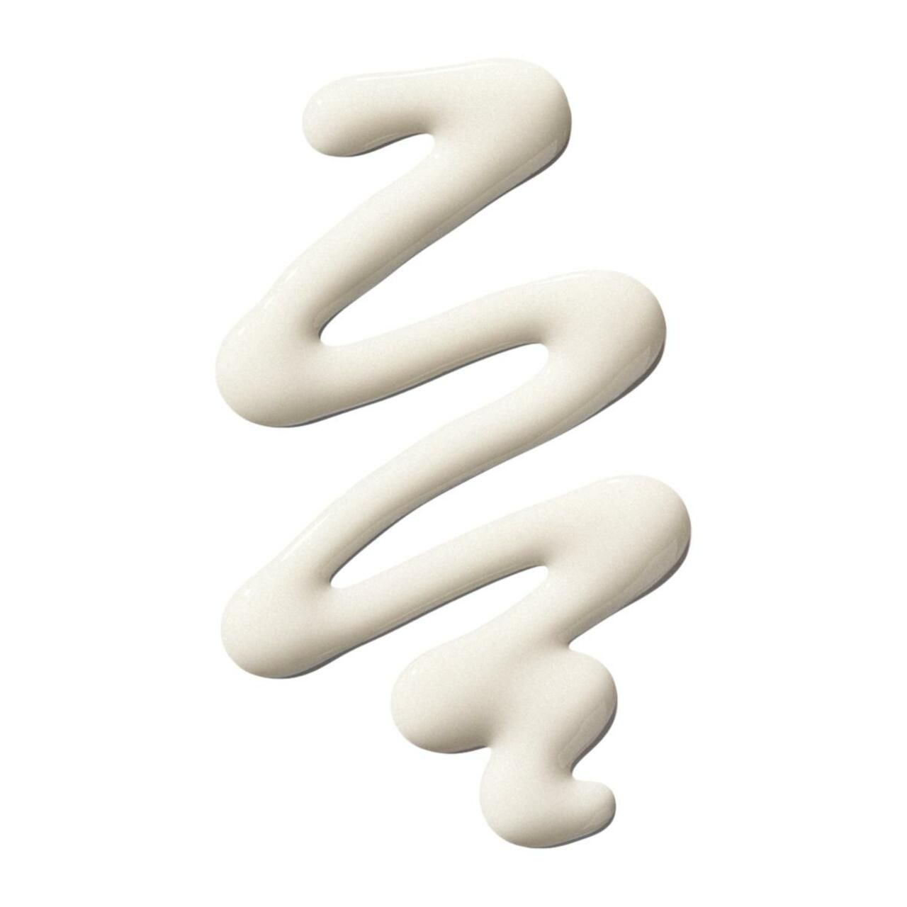 Gewellte Spur einer weißen Creme auf weißem Hintergrund. Produktkonsistenz.
