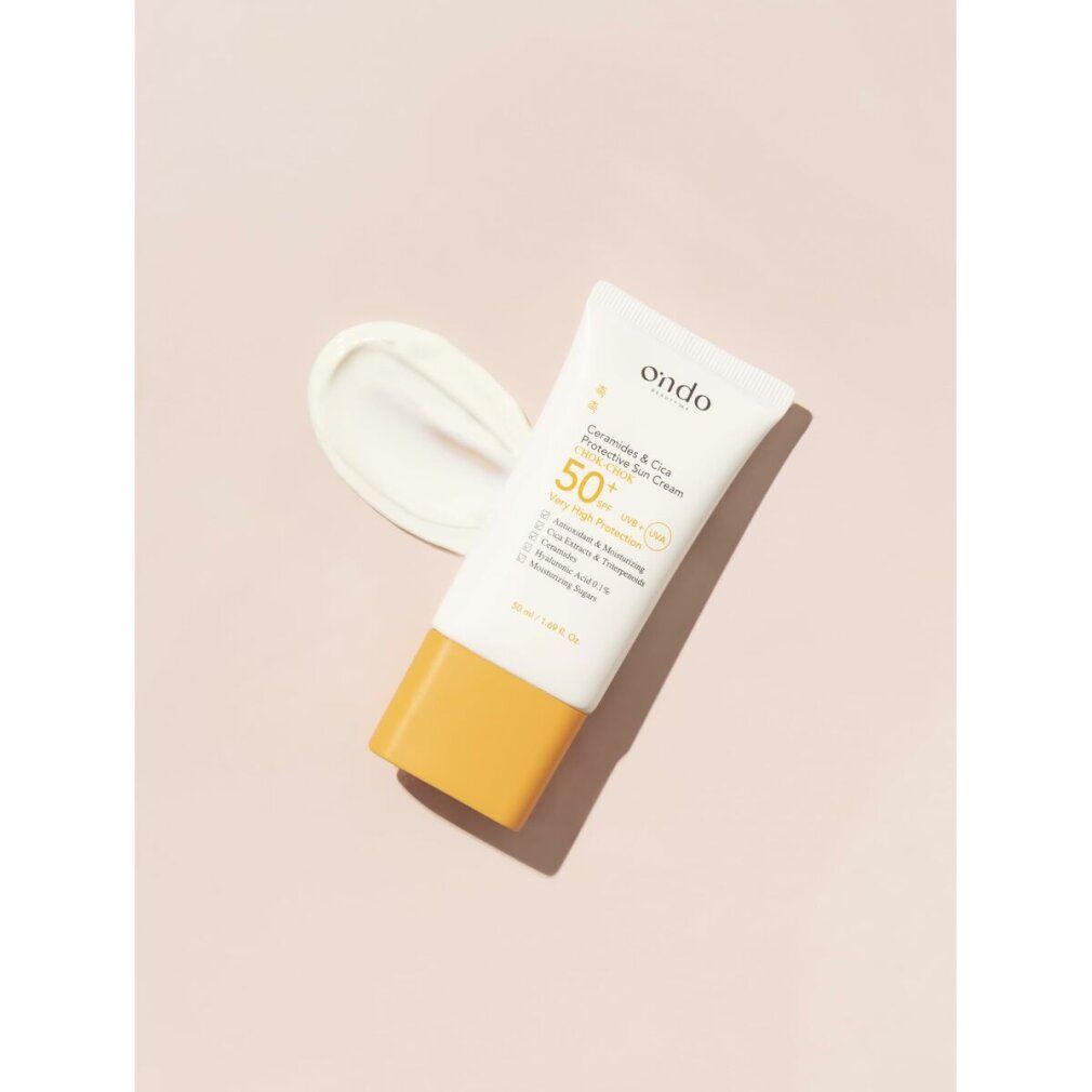 Sonnencreme-Tube mit Creme-Klecks auf rosa Hintergrund. Aufschrift: Ondo, Ceramide & Cica Protective Sun Cream, SPF 50+.