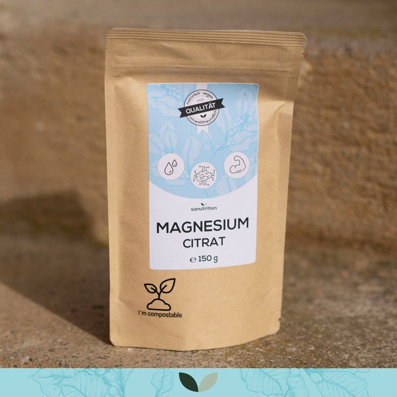 Braune Tüte mit blauem Etikett. Aufschrift: Magnesium Citrat, 150g. Siegel: Qualität. Logo: Sanutrition. Aufdruck: I'm compostable.