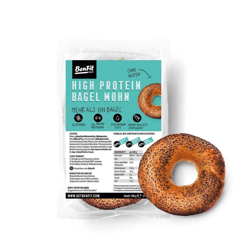 Verpackung mit Bagel Mohn. Aufschrift: High Protein Bagel Mohn, ohne Gluten. Ein Bagel liegt daneben.