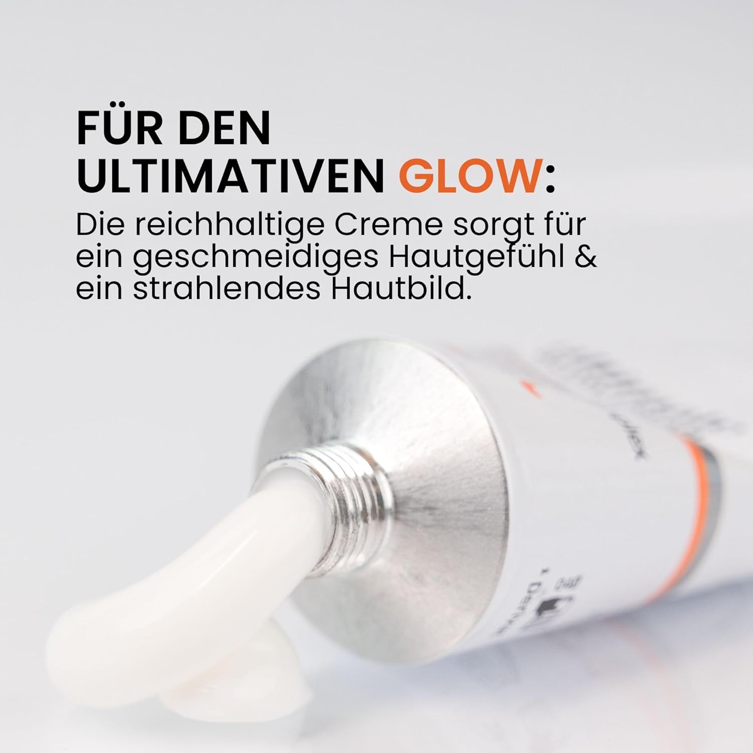 Creme aus Tube. Text: Für den ultimativen Glow. Die Creme sorgt für ein geschmeidiges Hautgefühl & ein strahlendes Hautbild.