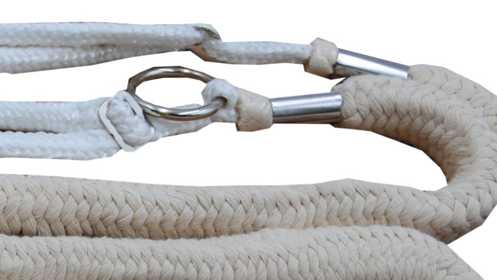 Nahaufnahme von zwei weißen Baumwoll-Longierhilfen mit Metallringen. Detailansicht.