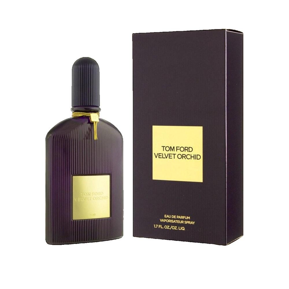 Dunkelviolette Parfumflasche und Schachtel. Goldfarbenes Etikett mit Text. Schwarzer Deckel. 1.7 FL. OZ. / 50 ml.