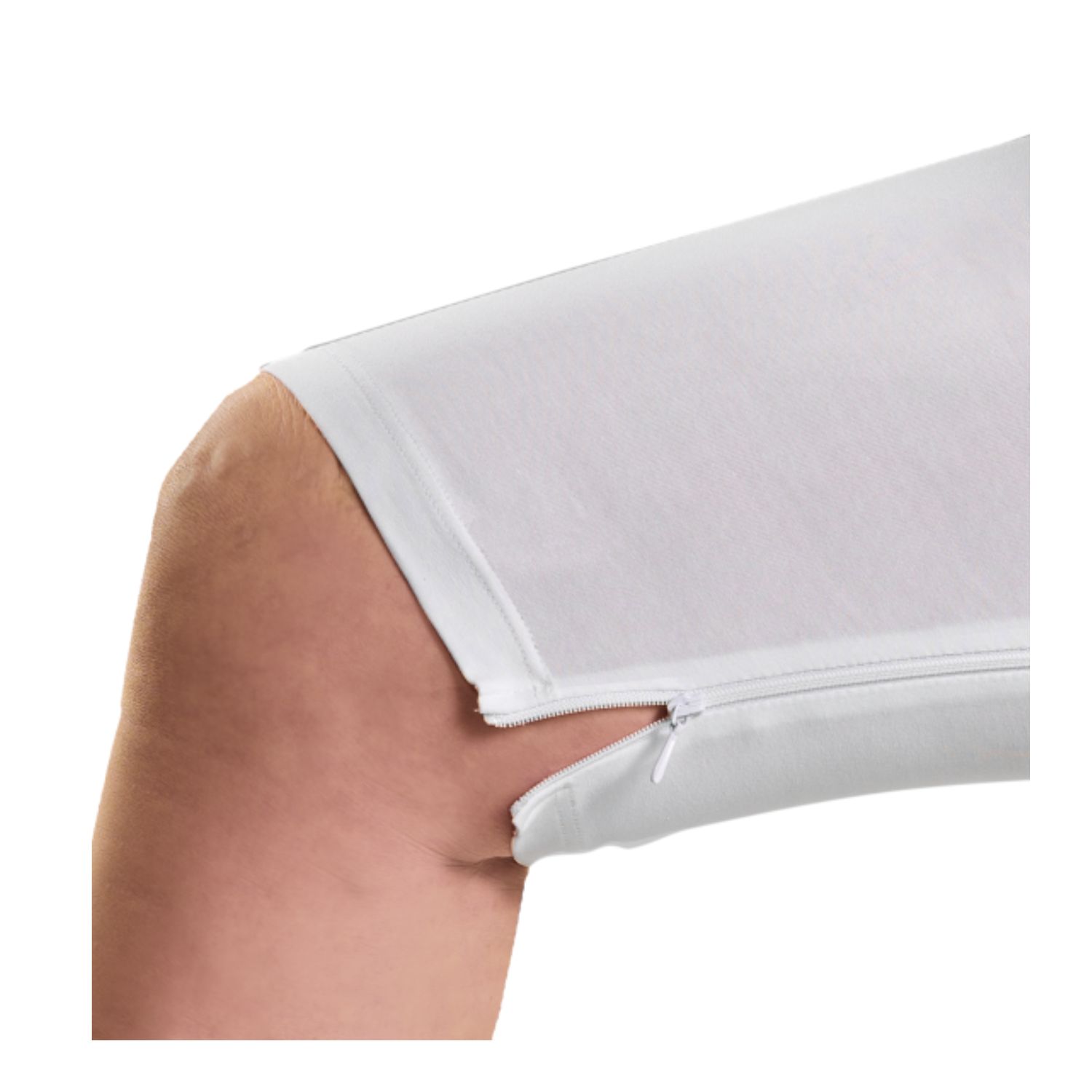 Nahaufnahme eines weißen Pflegebodys. Reißverschluss am Bein, geöffnet. Stoffstruktur sichtbar.