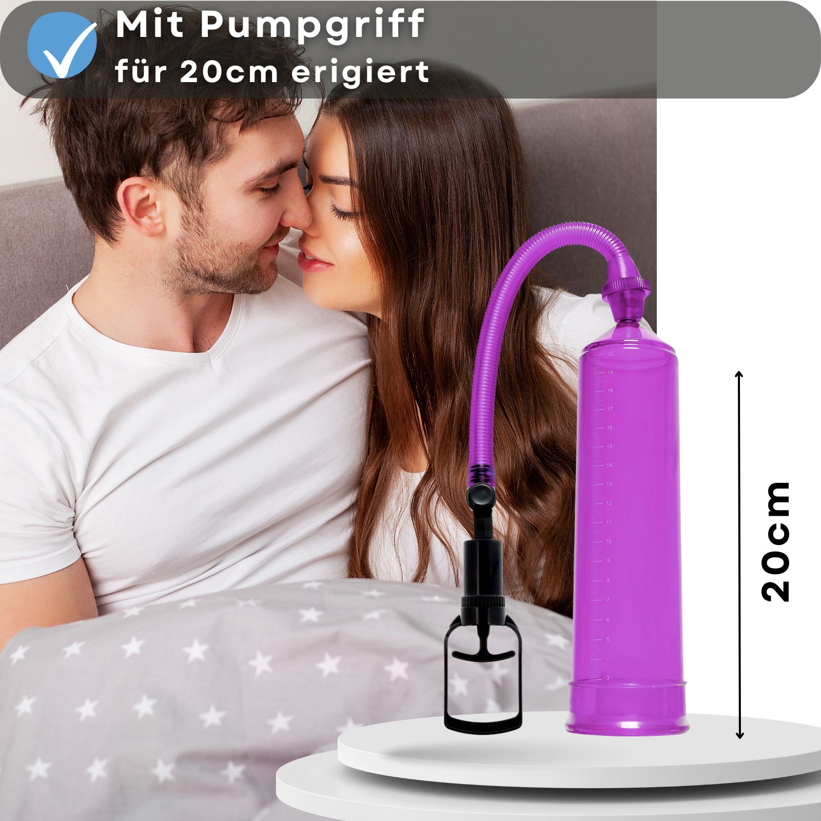 Penispumpe, lila, mit Pumpgriff und Schlauch. Zylinder mit Messskala. Schwarzer Griff. Paar im Bett. 20cm.