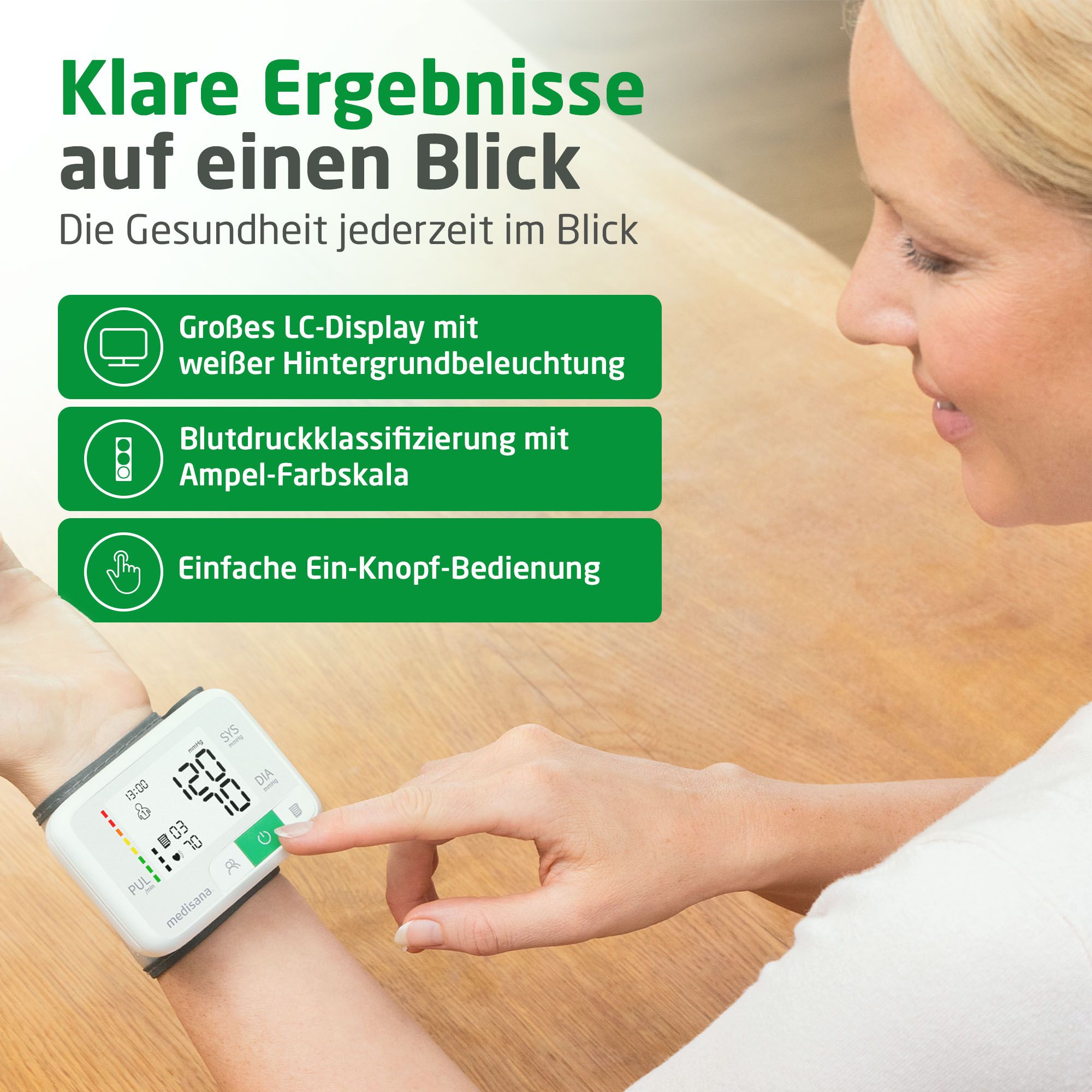 Frau benutzt Handgelenk-Blutdruckmessgerät. Großes Display mit weißer Hintergrundbeleuchtung. Ampel-Farbskala. Ein-Knopf-Bedienung.