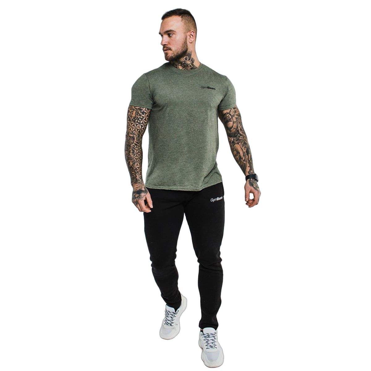 Mann in schwarzer Jogginghose und grünem T-Shirt, beide mit GymBeam Logo.