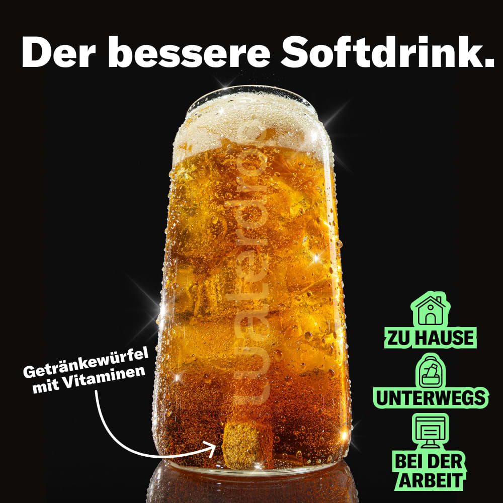 Glas Cola mit Eiswürfeln und einem Getränkewürfel. Aufschrift: Getränkewürfel mit Vitaminen. Icons: Zuhause, unterwegs, bei der Arbeit.