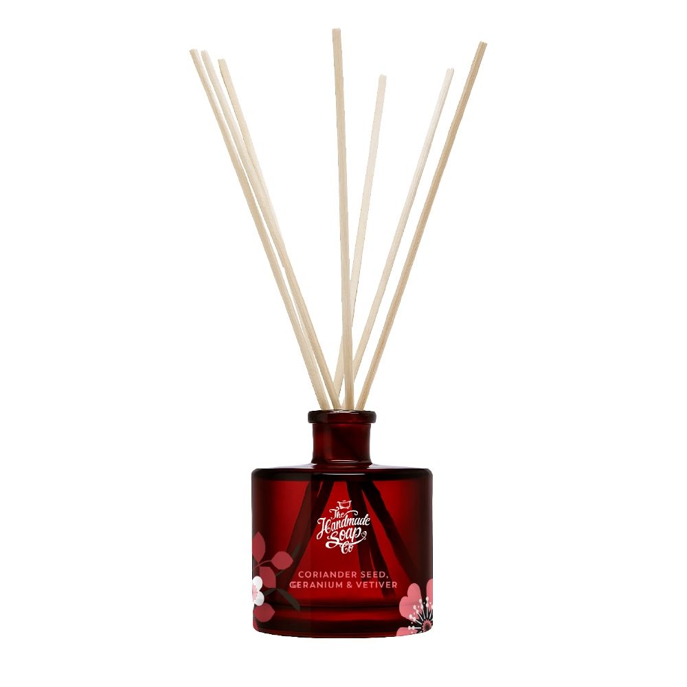 Roter Glasdiffusor mit Holzstäbchen. Aufschrift: Coriander Seed, Geranium & Vetiver. Marke: The Handmade Soap Co.