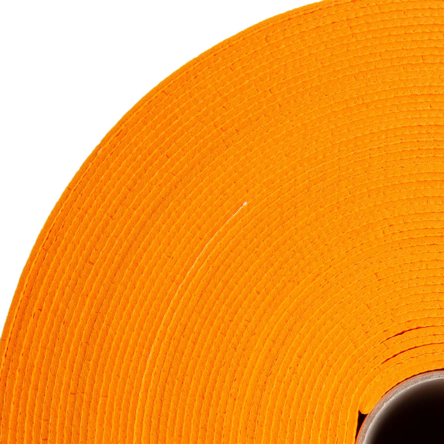Nahaufnahme einer orangefarbenen Rolle. Gewellte Oberfläche. Bodhi Kailash Premium Rollenware.